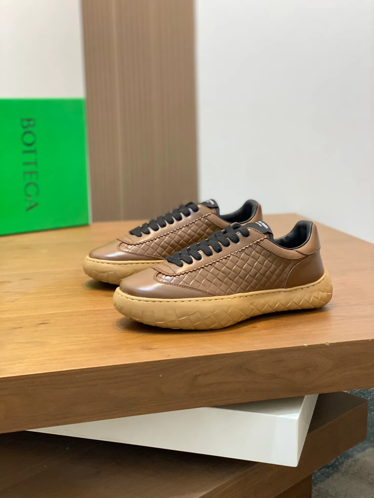 p440💰Men's Shoes BV/Bottega Veneta🆕The new men's moral training sneakers, made of Sneaker technology nylon and suede, inspired by retro basketball shoes, a new interpretation of classic sneakers, a lightweight, comfortable and breathable summer must-have item, the soles are made of classic woven texture, super recognizable, nylon suede stitching, full of texture!  Size: 38-45